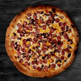 Kolbászos pizza kukoricával és babbal