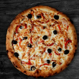 Pizza olívabogyóval és paprikával