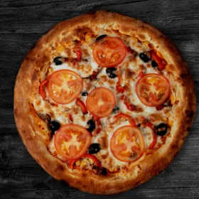 Pizza friss paradicsomkarikákkal