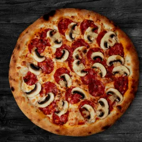 Szalámis-gombás pizza